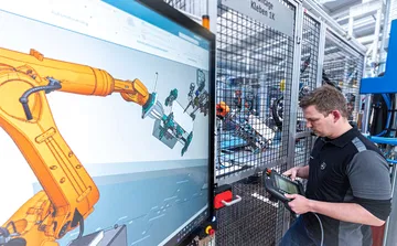 Vista de un técnico trabajando en un entorno de producción de Mercedes.