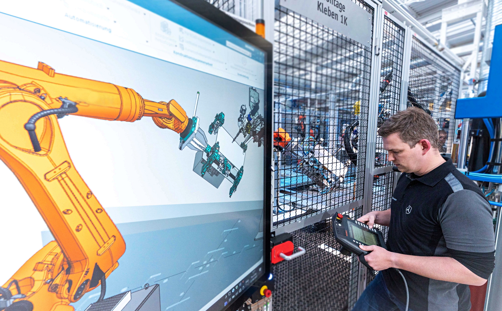 Vista de un técnico trabajando en un entorno de producción de Mercedes.