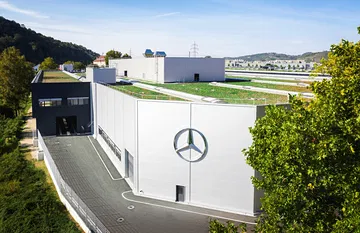 Vista del edificio Mercedes, representando su enfoque moderno y sostenible.