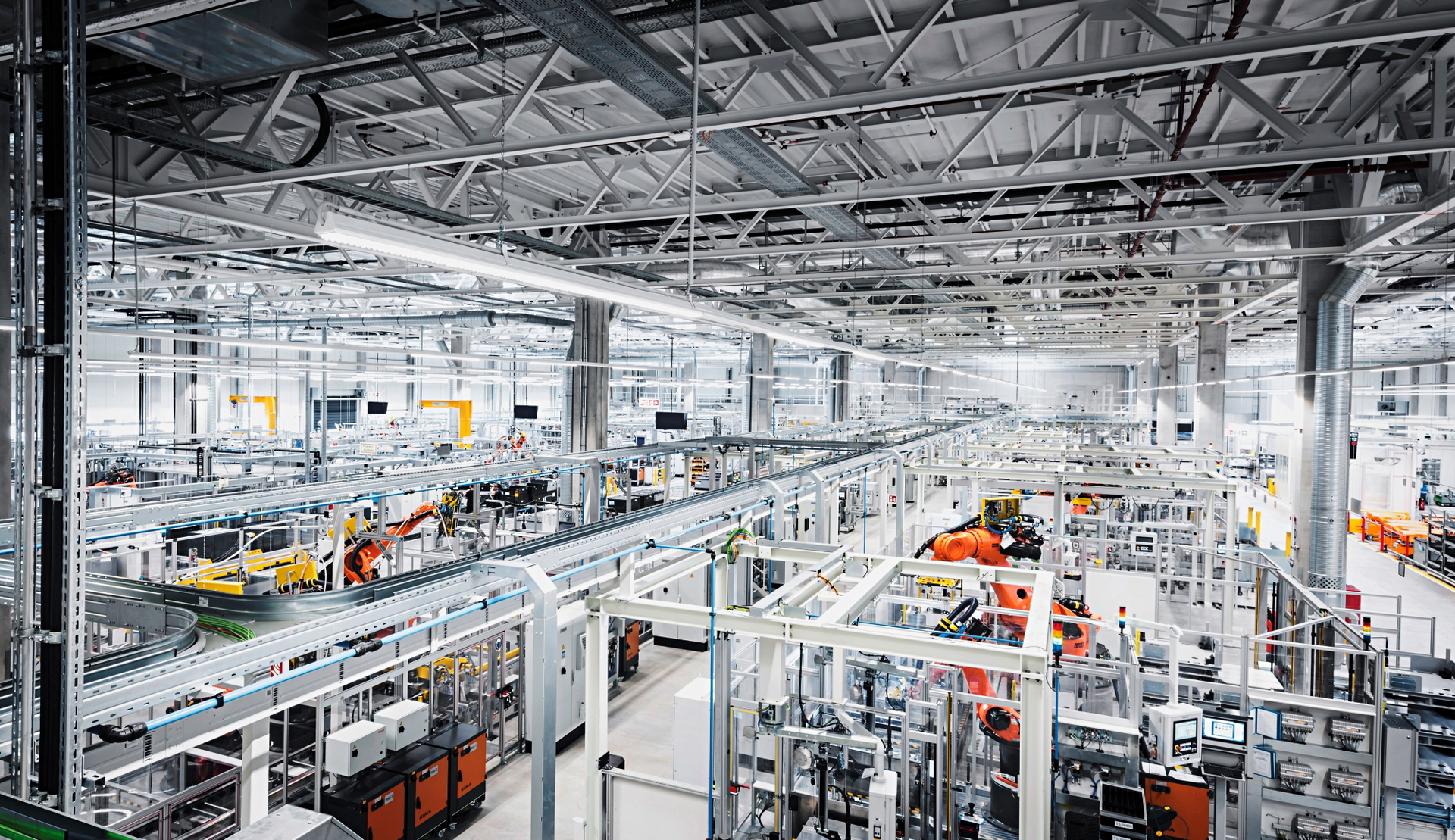 Vista panorámica de la planta de producción de Mercedes, destacando su modernidad y eficiencia.