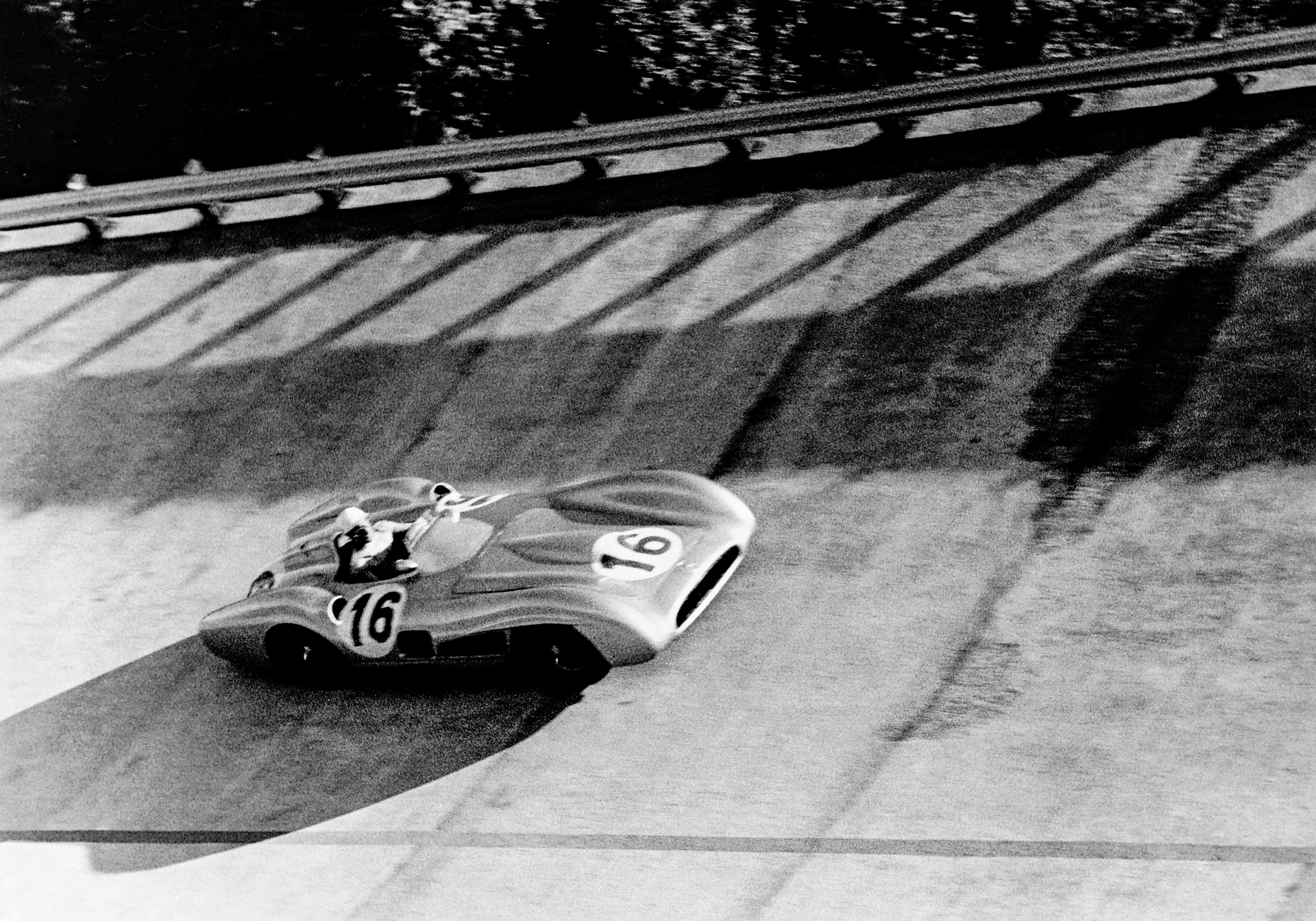 El icónico Mercedes W 196 R en plena acción en un circuito. Un clásico de la Fórmula 1.