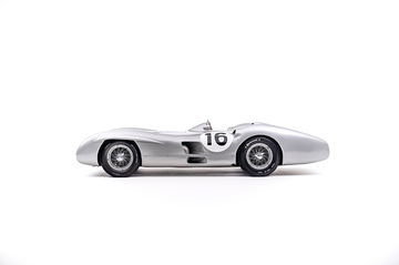 Vista lateral del icónico Mercedes W 196 R, un símbolo de la era dorada de la Fórmula 1.