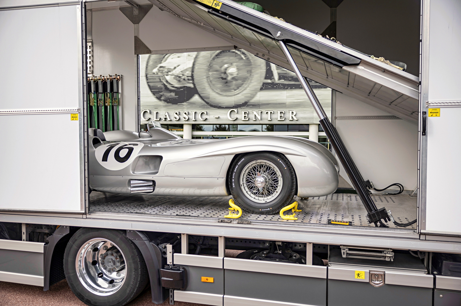 Mercedes W 196 R preparado para subasta, destaca su elegante diseño.