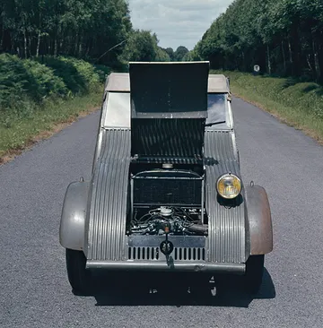 Vista trasera del Citroën 2CV prototipo mostrando su peculiar diseño.