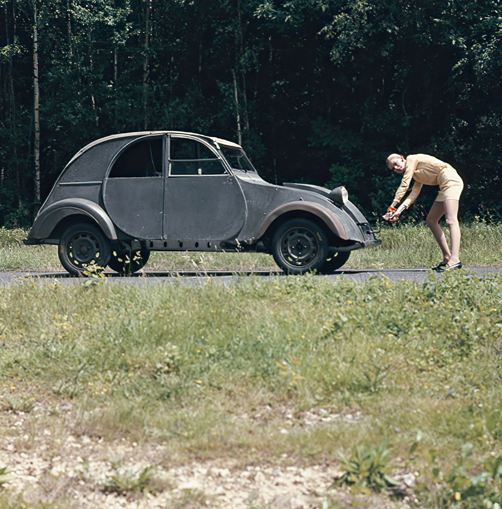 Prototipo del Citroën 2CV en un entorno natural, mostrando su diseño único.
