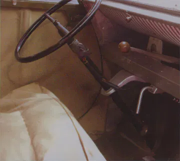 Vista interior del prototipo 2CV, resaltando su volante y diseño minimalista.