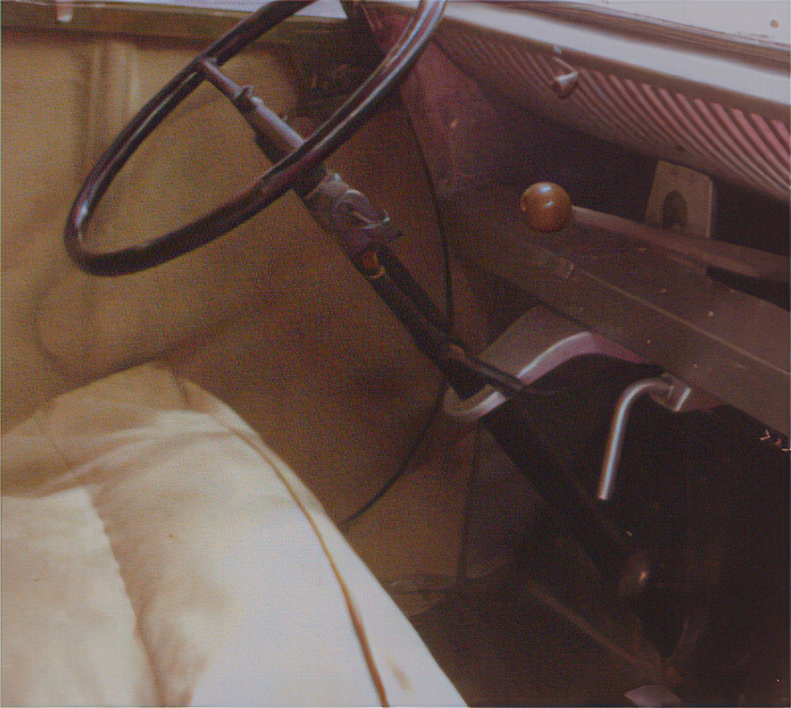 Vista interior del prototipo 2CV, resaltando su volante y diseño minimalista.
