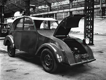 Prototipo del Citroën 2CV con diseño distintivo y capó levantado.