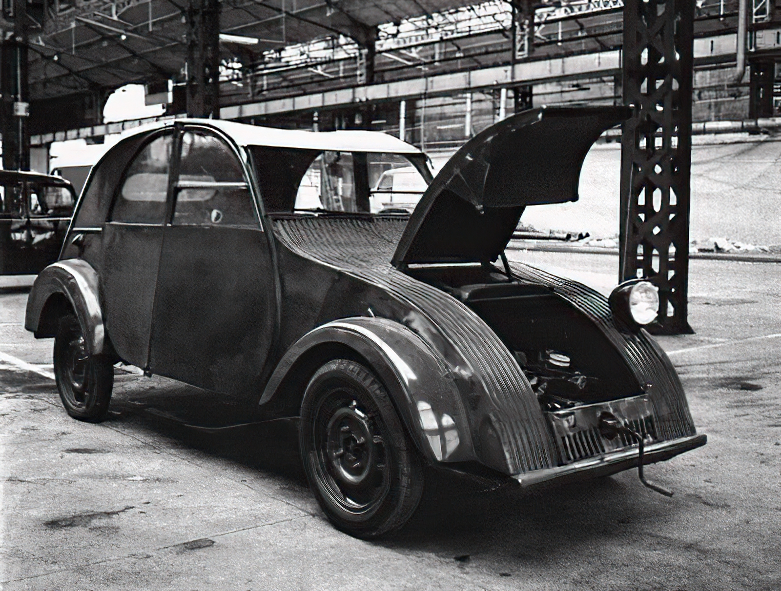 Prototipo del Citroën 2CV con diseño distintivo y capó levantado.