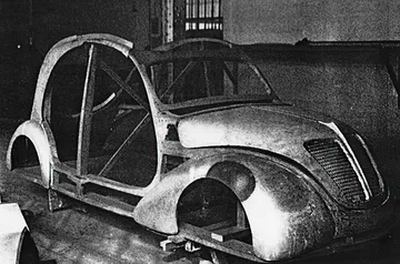 Prototipo de Citroën 2CV en fase de construcción, mostrando su estructura básica.