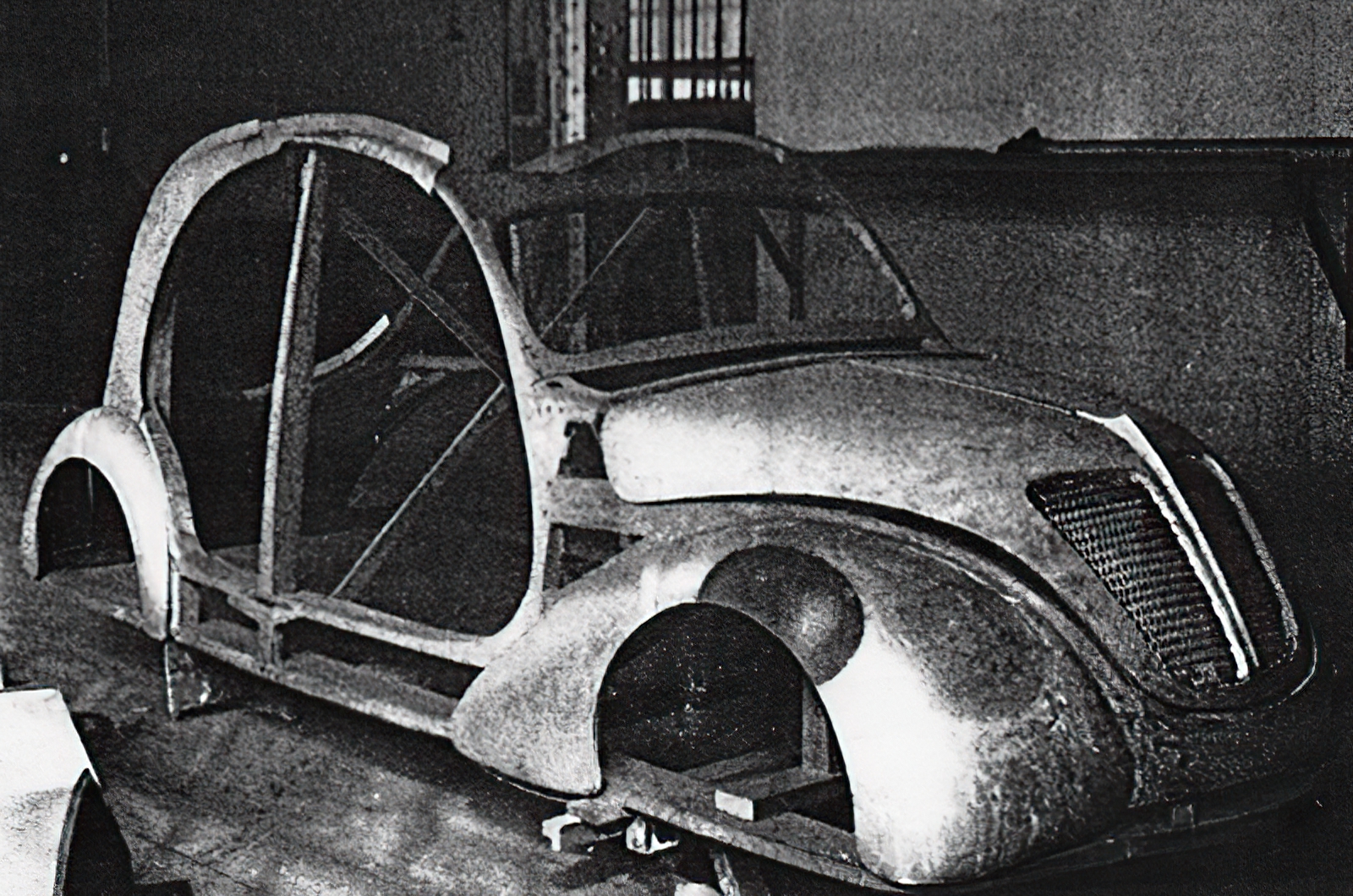 Prototipo de Citroën 2CV en fase de construcción, mostrando su estructura básica.