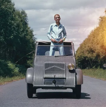 Prototipo del Citroën 2CV, icónico y funcional en diseño.