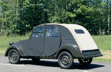 Prototipo del Citroën 2CV, un ícono de la automoción con diseño distintivo.