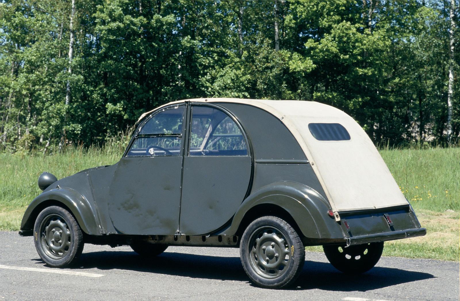 Prototipo del Citroën 2CV, un ícono de la automoción con diseño distintivo.