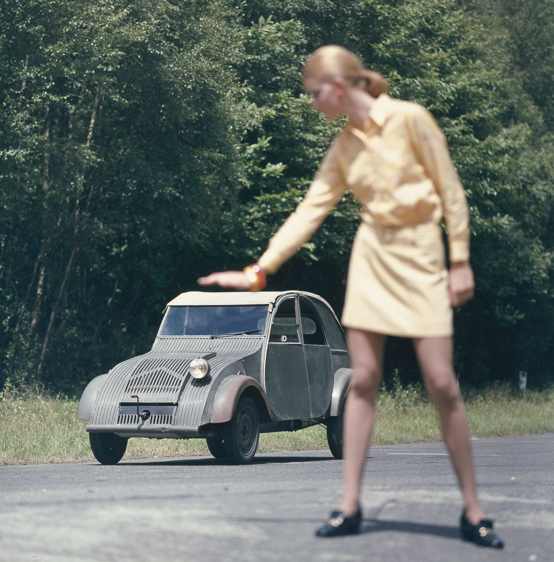 Un prototipo del Citroën 2CV en un entorno natural de los 70.