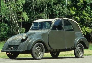 Prototipo de Citroën 2CV, con líneas icónicas y diseño funcional.