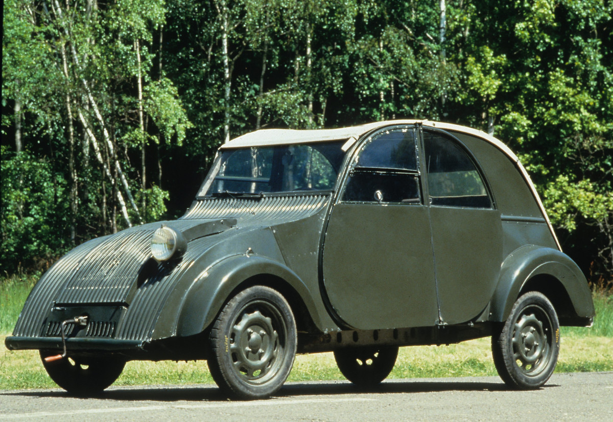 Prototipo de Citroën 2CV, con líneas icónicas y diseño funcional.