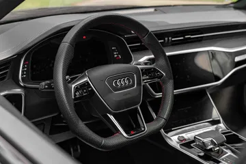 Interior del Audi con un diseño elegante y tecnológico.