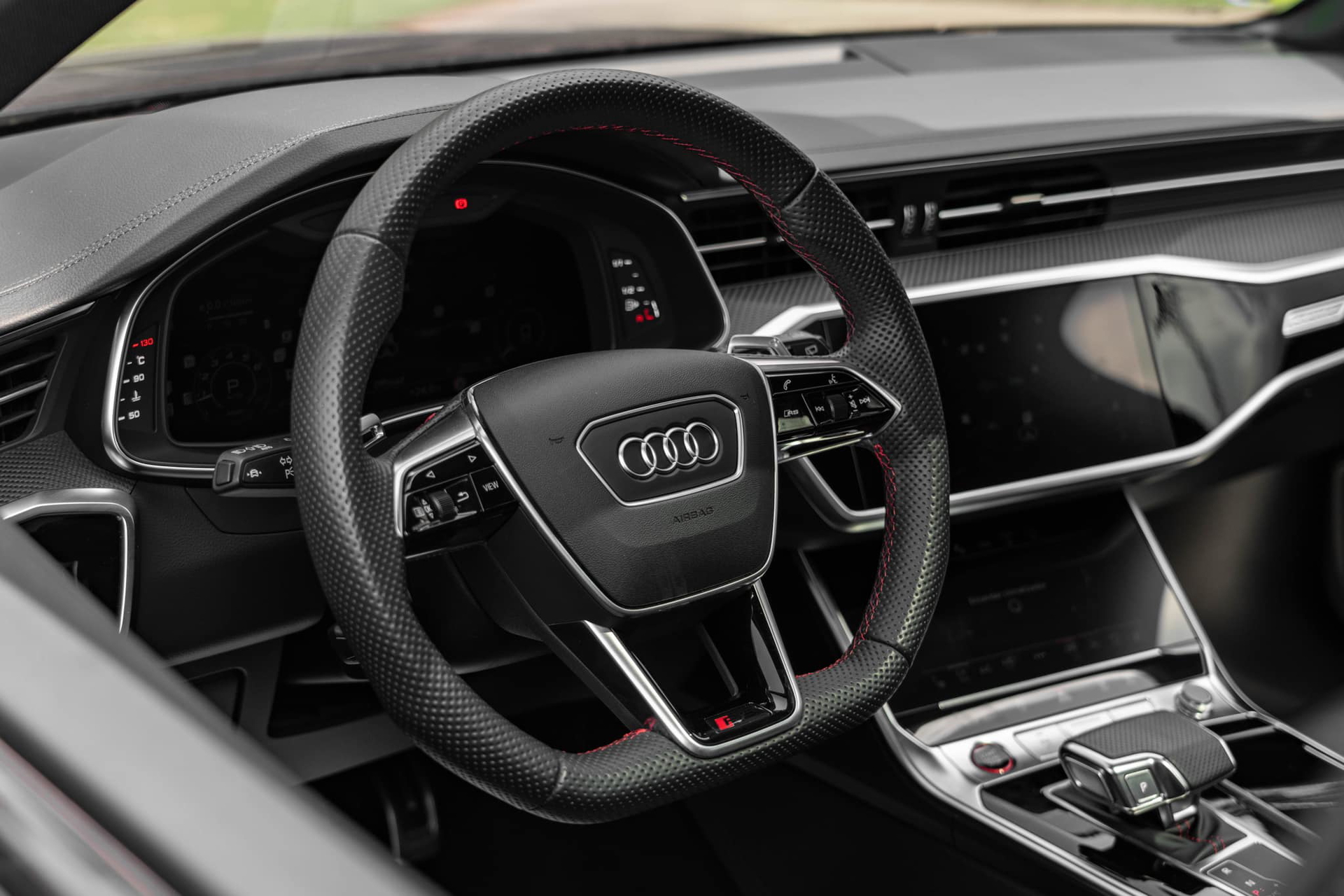 Interior del Audi con un diseño elegante y tecnológico.