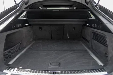 Gran espacio de maletero, ideal para viajes o para equipaje.