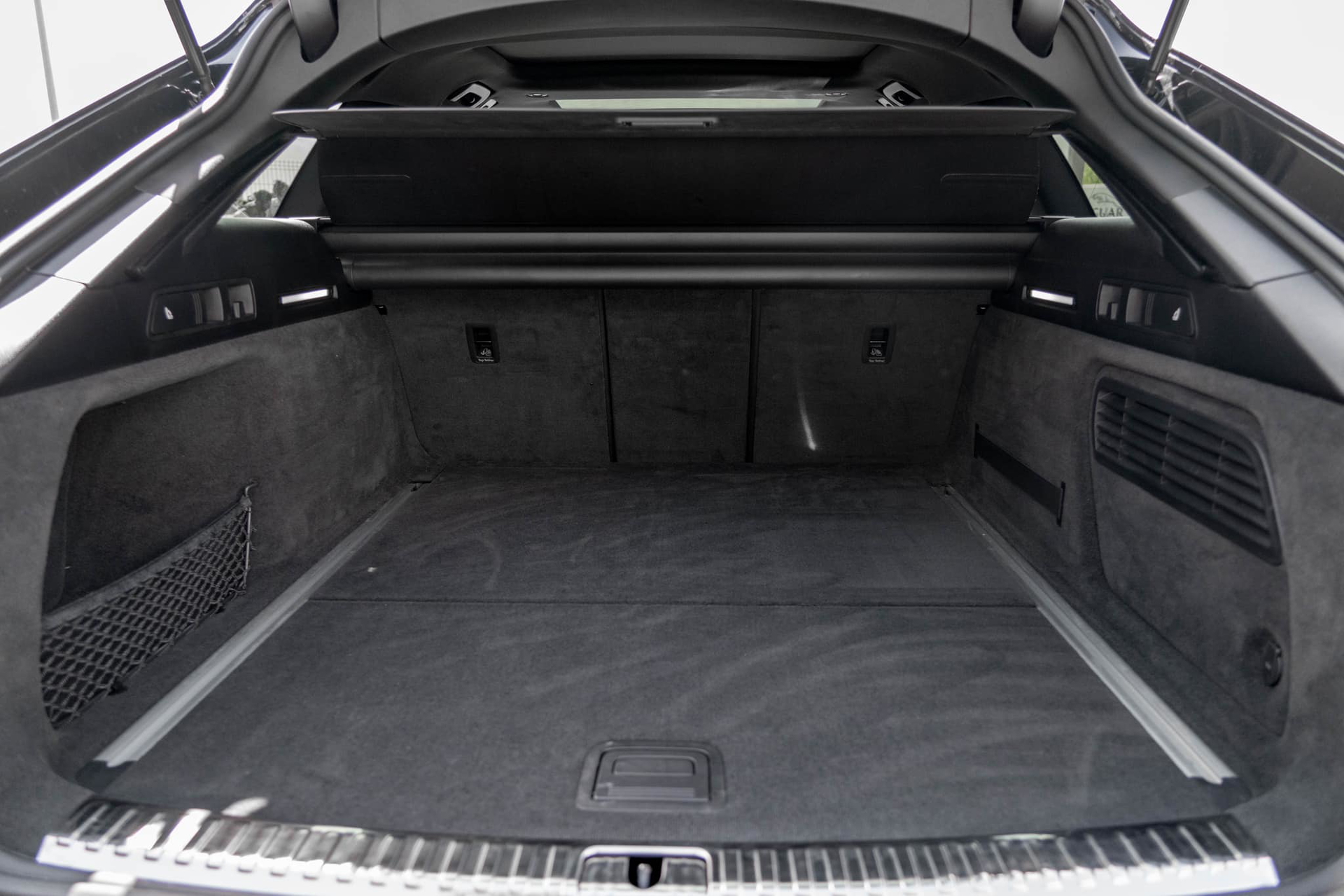 Gran espacio de maletero, ideal para viajes o para equipaje.