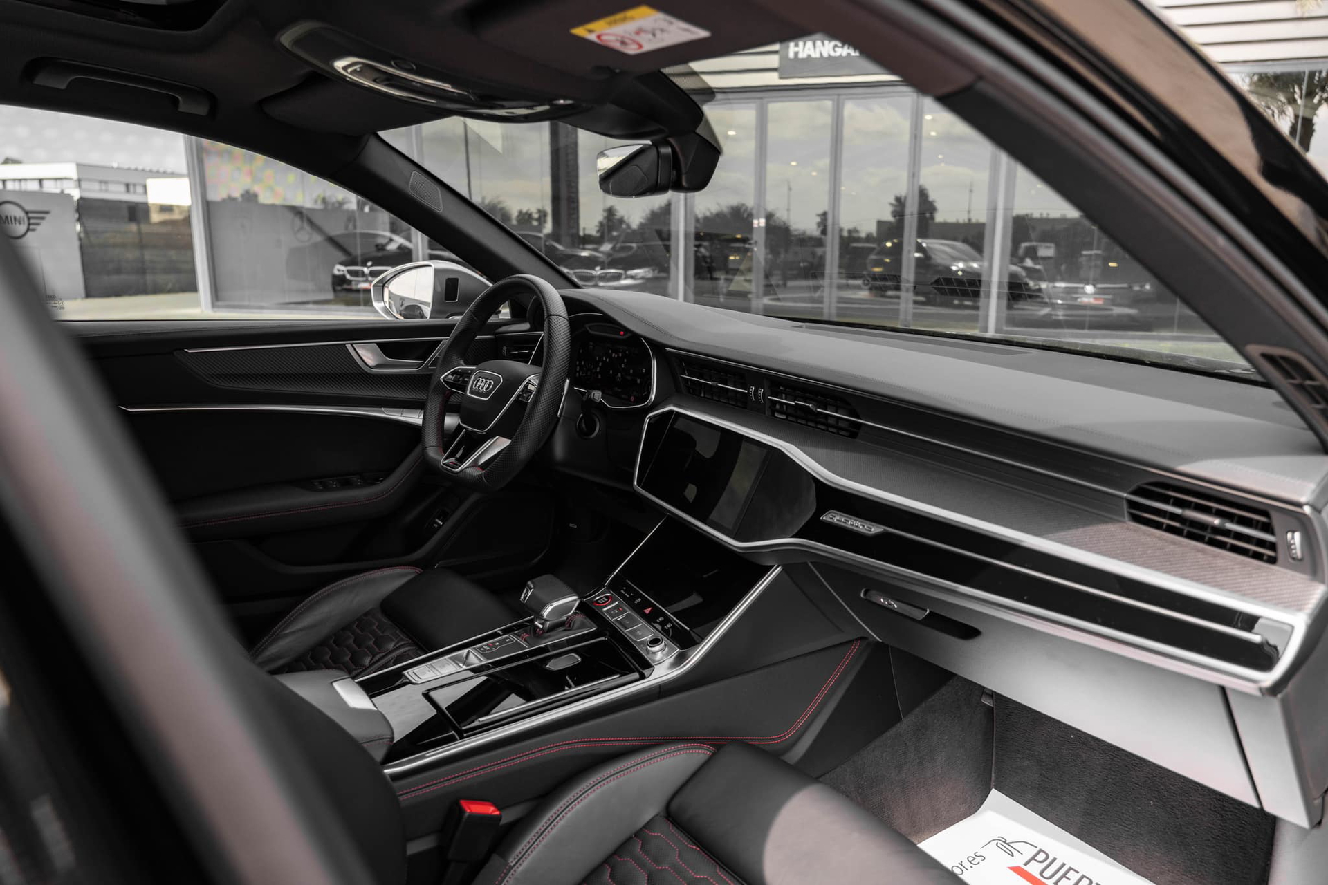 Interior elegante y tecnológico, diseñado para la máxima comodidad.