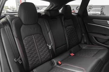 Espacio trasero del coche, cómodo y elegante, ideal para largos viajes.