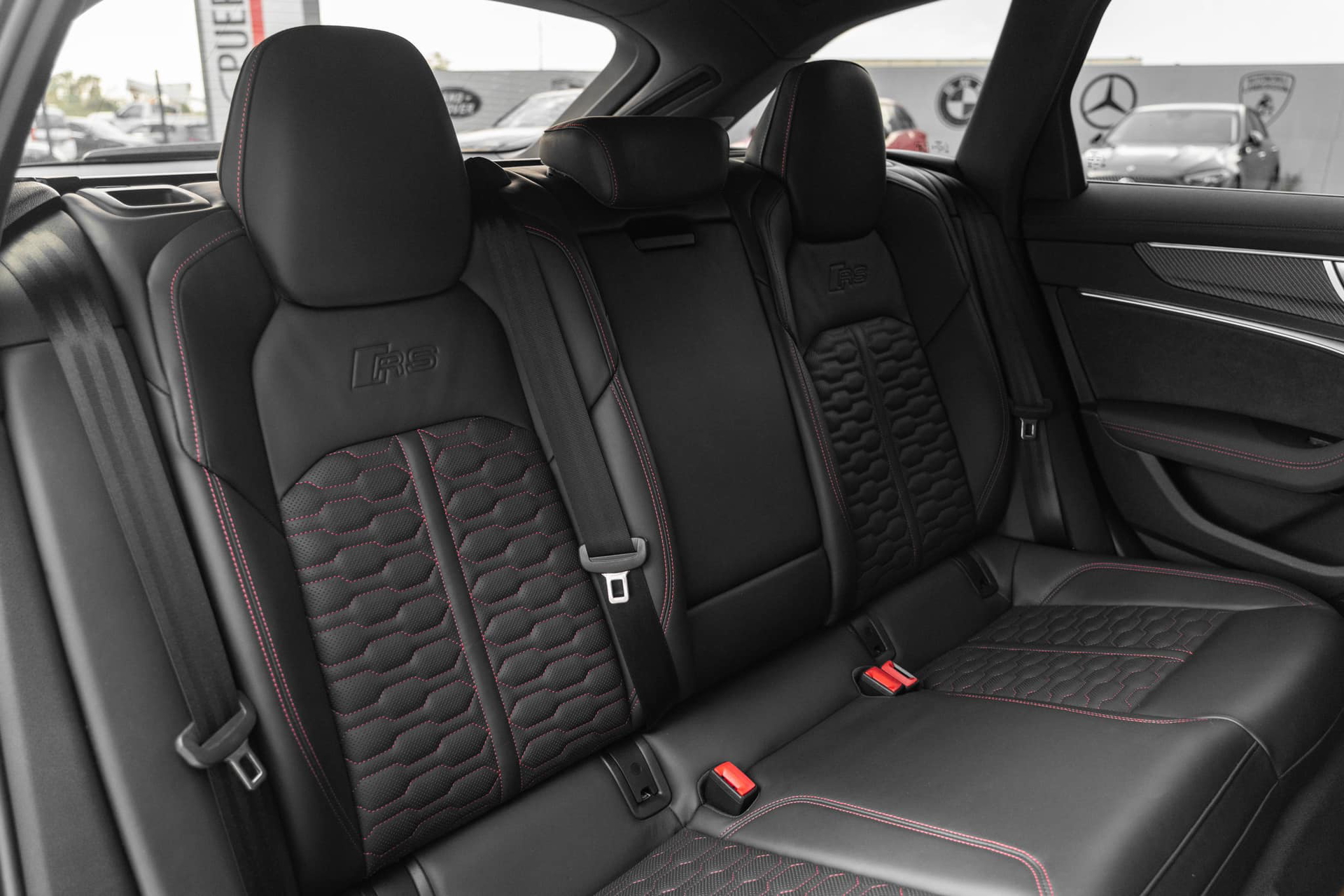 Espacio trasero del coche, cómodo y elegante, ideal para largos viajes.