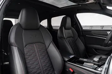 Vista detallada de los lujosos asientos, ideales para disfrutar de la velocidad.