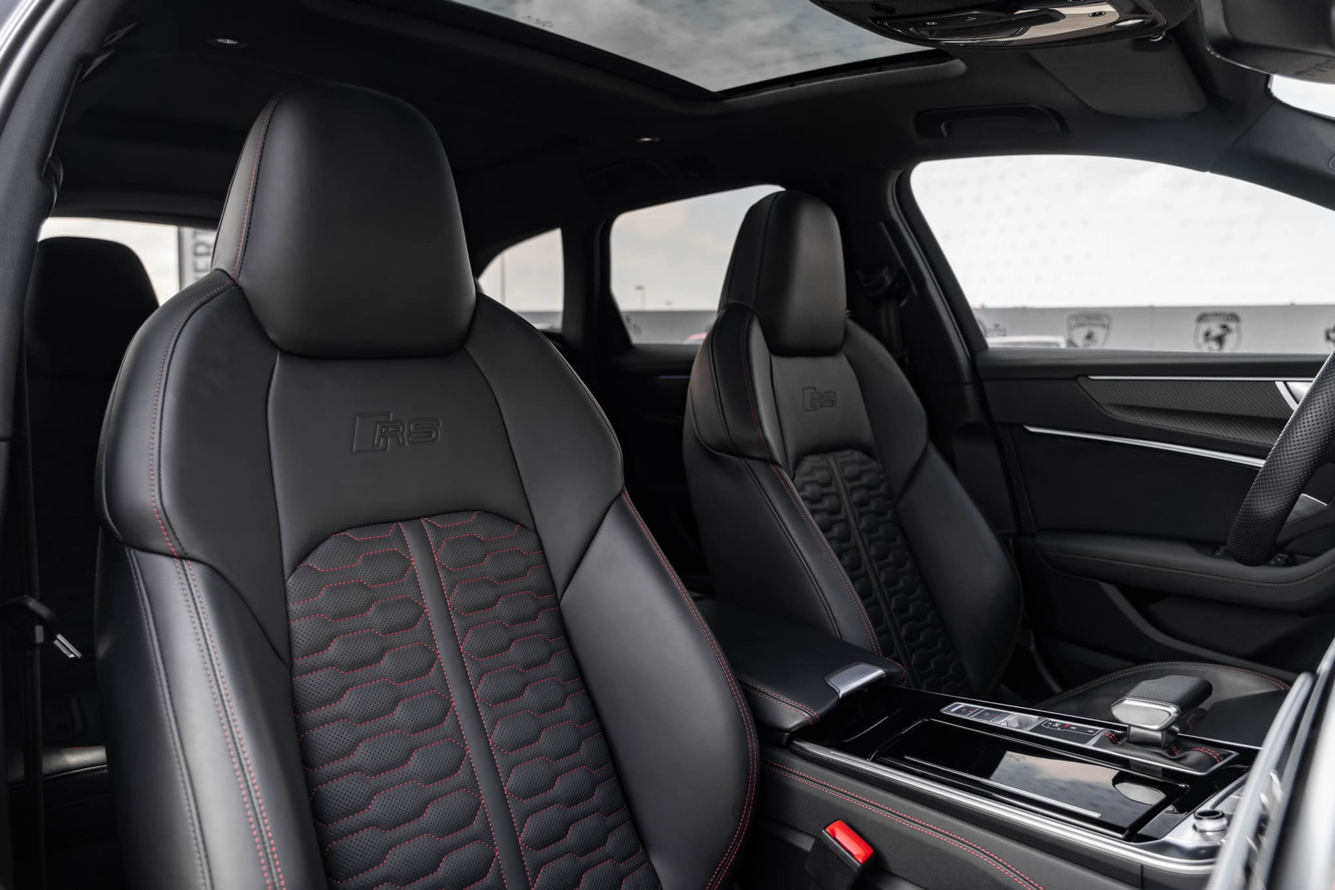 Vista detallada de los lujosos asientos, ideales para disfrutar de la velocidad.