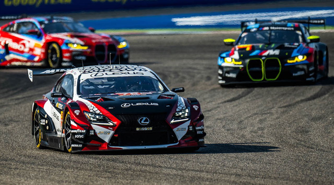 Lexus RC F GT3 compitiendo en el WEC, destacando su aerodinámica y diseño agresivo.