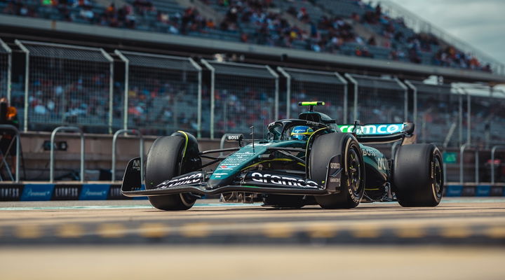 El Aston Martin de Fernando Alonso en acción en el Circuito de las Américas.