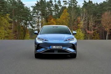 Vista frontal del BYD Sealion, resaltando su diseño moderno y aerodinámico.