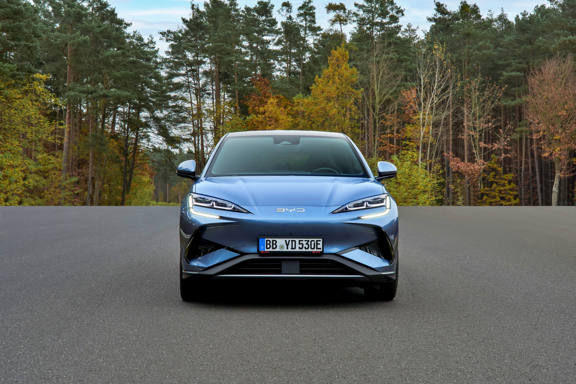 Vista frontal del BYD Sealion, resaltando su diseño moderno y aerodinámico.