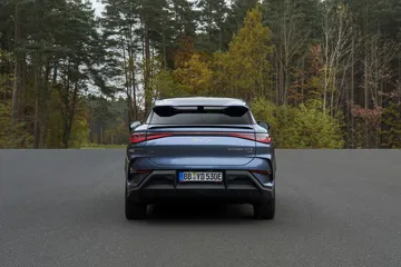 Vista trasera del BYD Sealion, un SUV coupé que destaca por su diseño moderno.