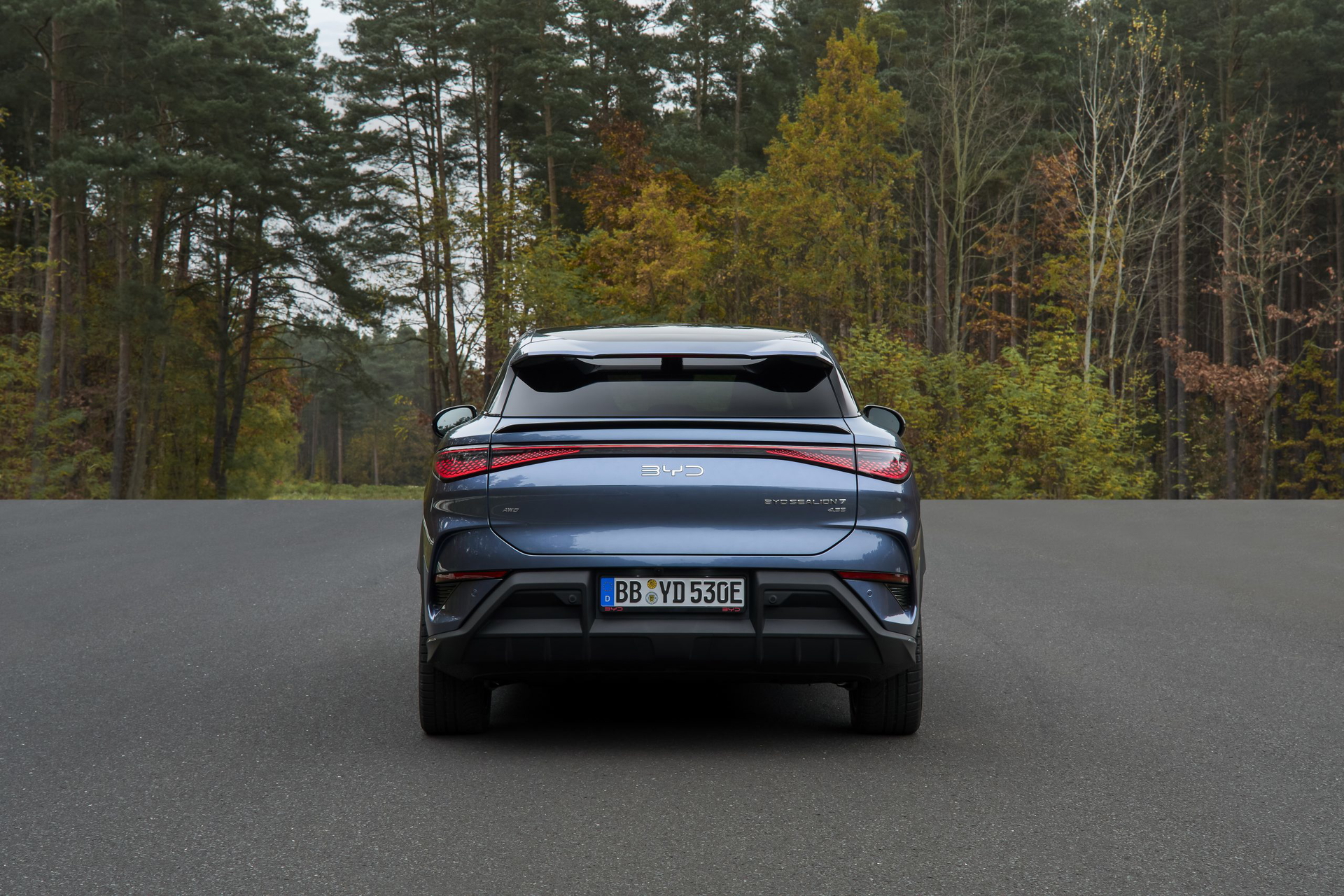 Vista trasera del BYD Sealion, un SUV coupé que destaca por su diseño moderno.