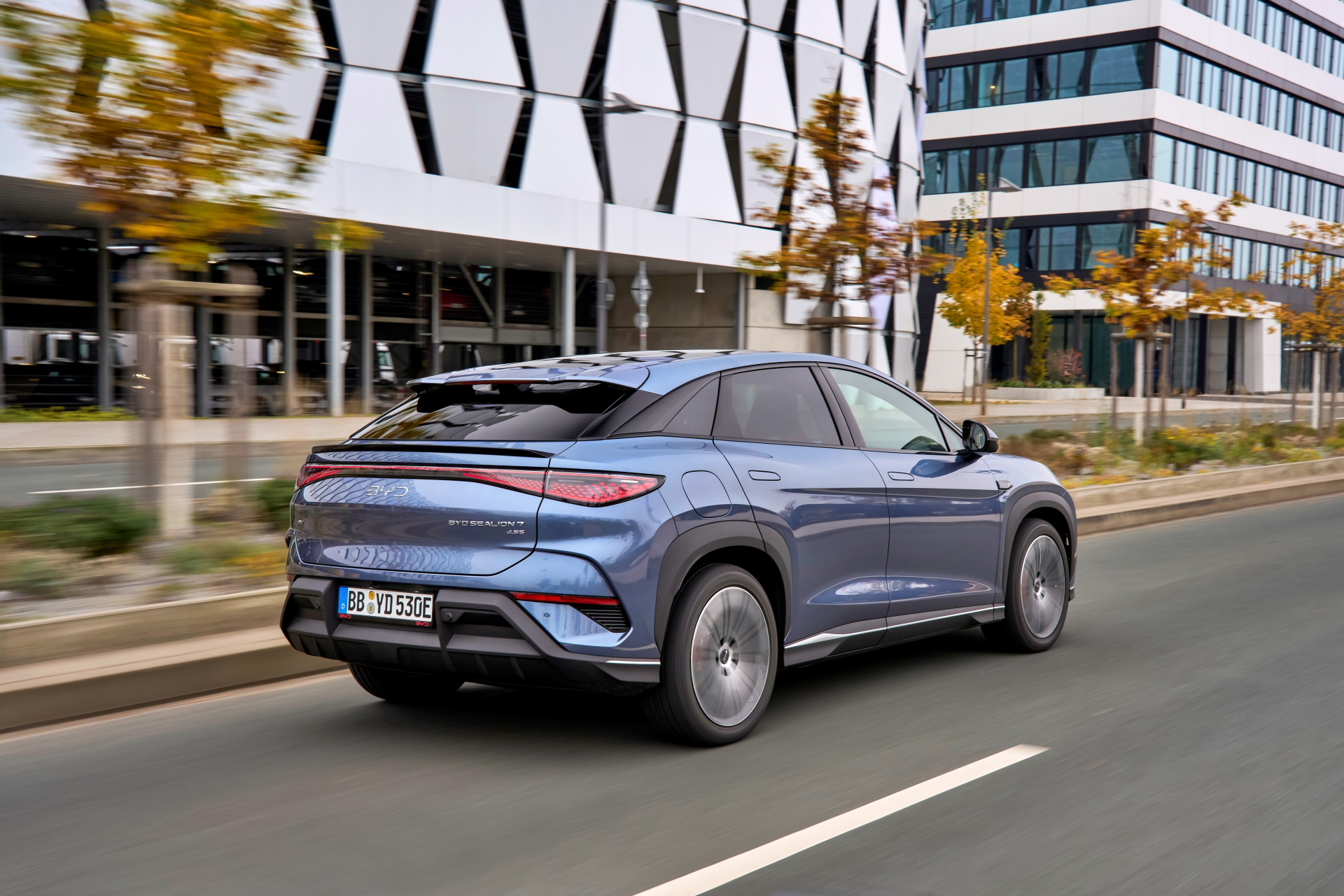 Vista lateral y trasera del BYD Sealion, un SUV coupé con diseño moderno.