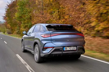 Vista trasera y lateral del BYD Sealion, un SUV coupé con diseño moderno.