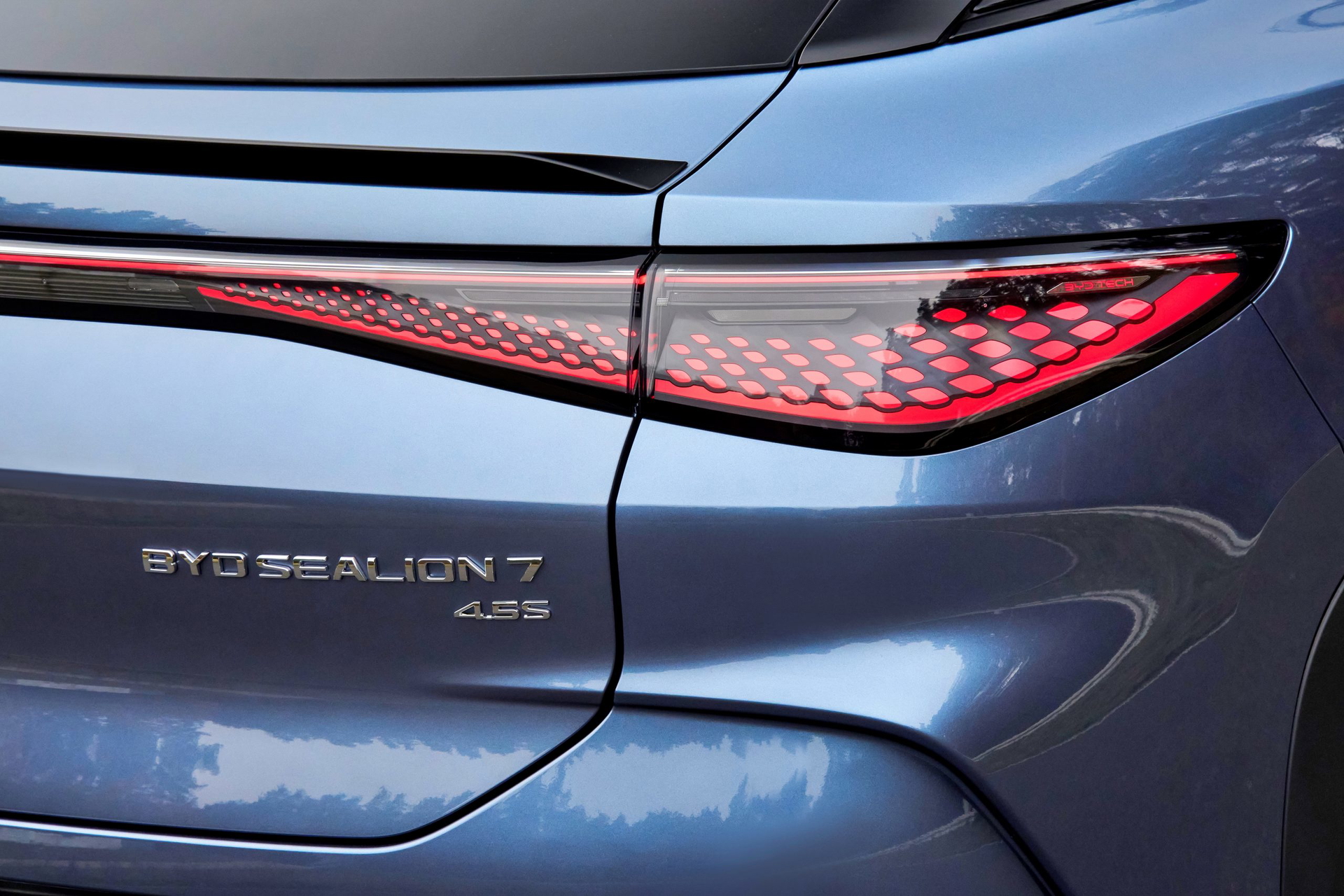 Vista trasera del BYD Sealion 7, destacando su diseño moderno y elegante.