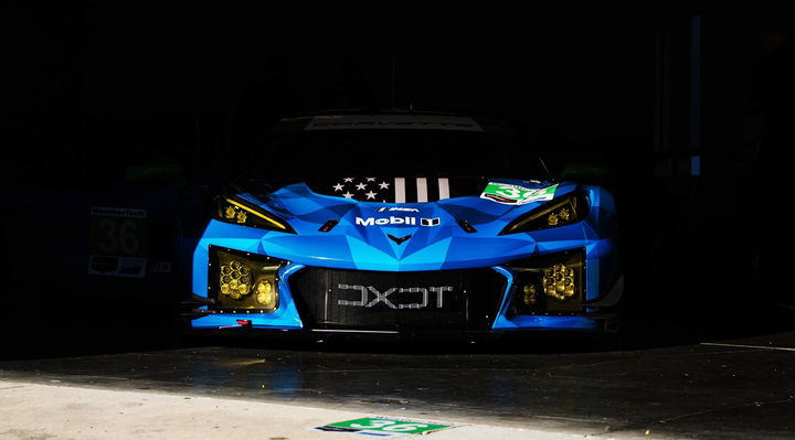 El Corvette Z06 GT3.R de DXDT Racing, pilotado por Robert Wickens, destaca por su diseño agresivo.