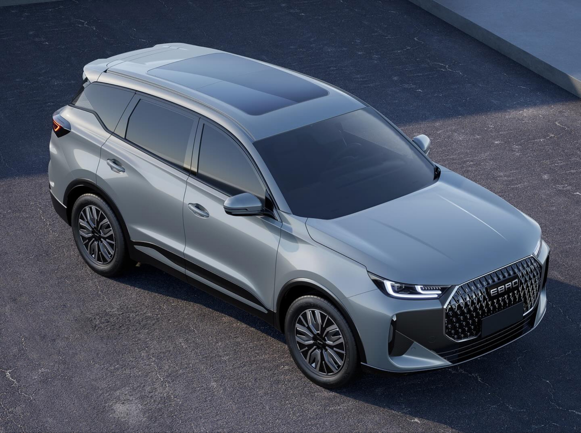 Vista lateral del Ebro S700, comparación con el tamaño de un Kia Sportage.