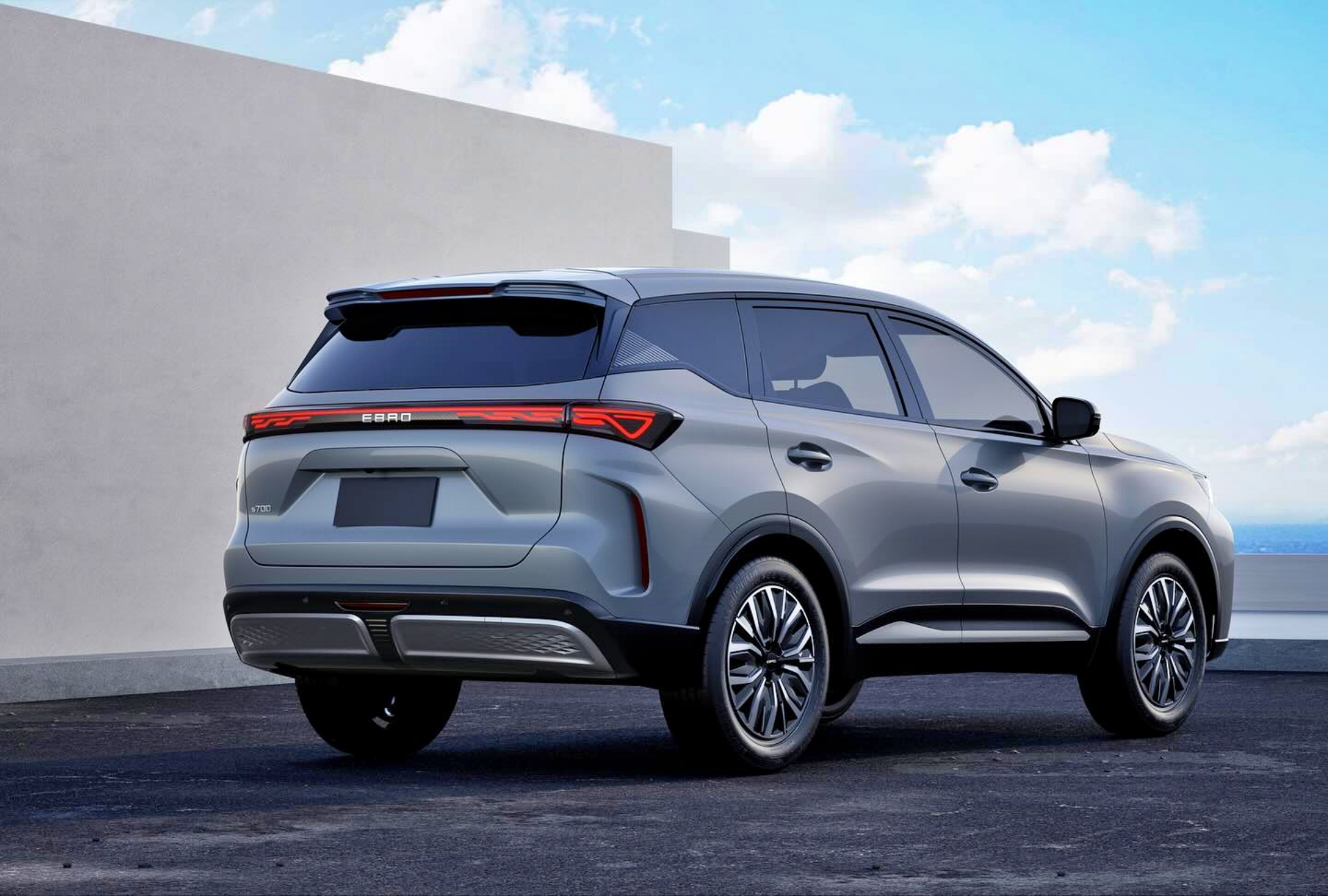 Vista trasera y lateral del Ebro S700, revelando líneas modernas y robustas.