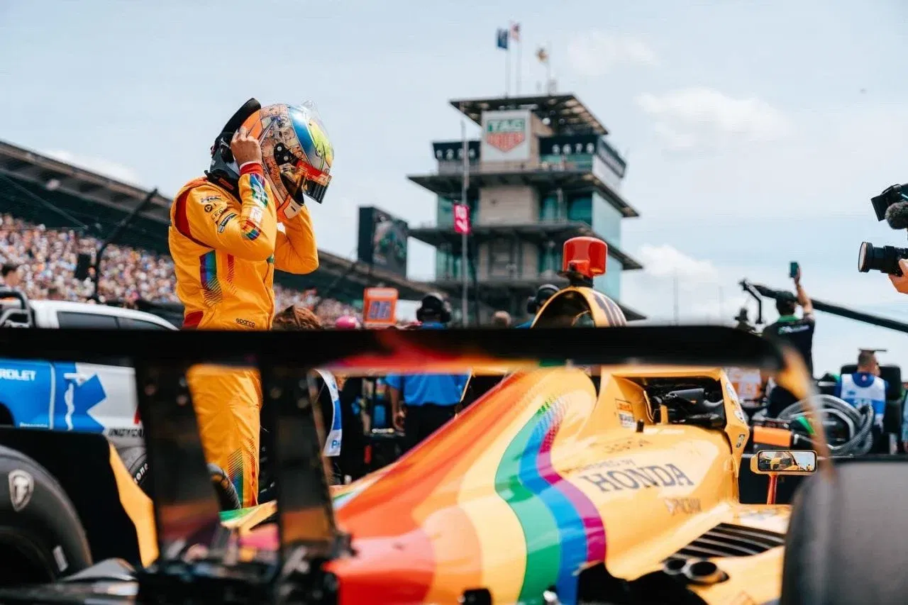 Álex Palou celebra en su monoplaza de IndyCar tras una victoria significativa. Álex Palou celebra en su monoplaza de IndyCar tras una victoria significativa.
