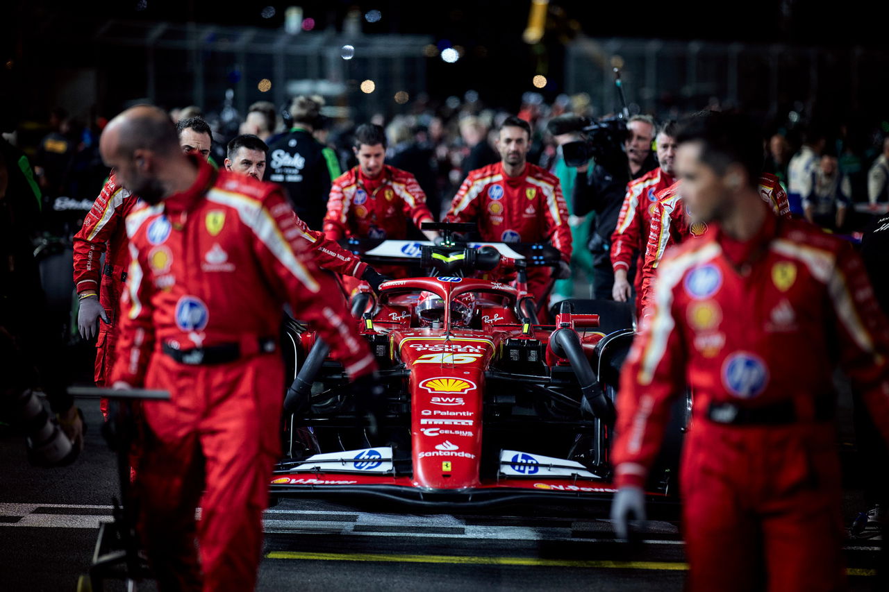 Ferrari prepara el monoplaza para la próxima carrera, mostrando un equipo comprometido.