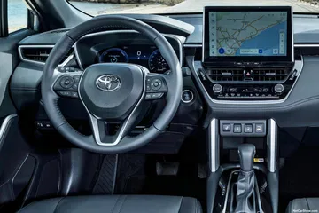 Interior moderno y funcional del Corolla Cross, ideal para la conducción diaria.