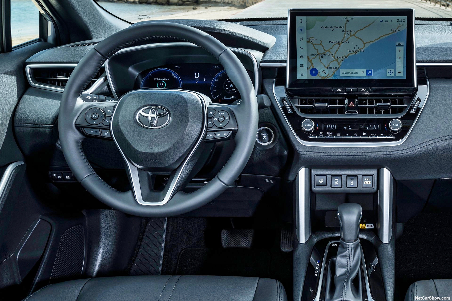 Interior moderno y funcional del Corolla Cross, ideal para la conducción diaria.