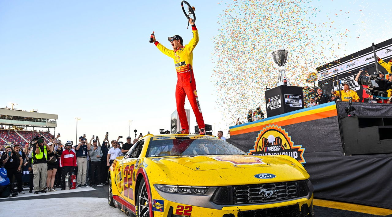 Joey Logano celebra su victoria tras ganar en Phoenix. Su Ford se destaca en la NASCAR Cup Series.