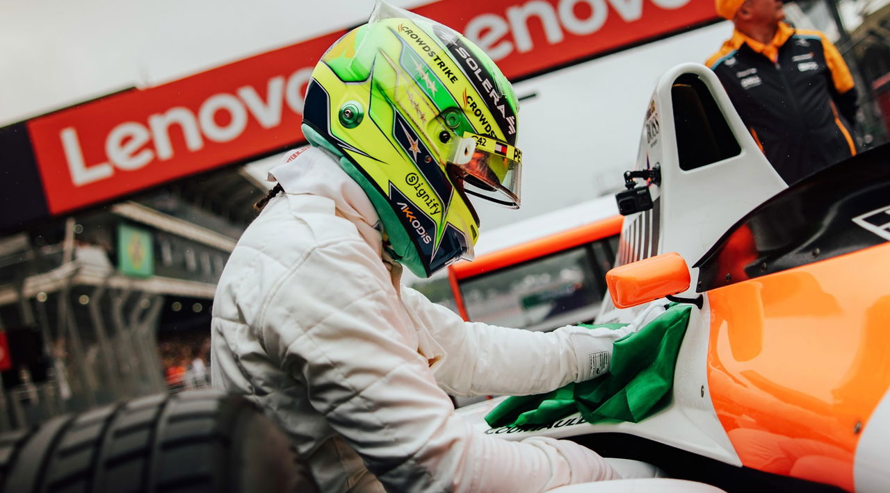 Hamilton rinde homenaje a Senna con un casco especial en el GP de Interlagos