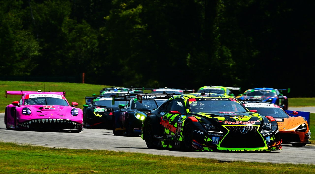 El Lexus RC F GT3 compite en la IMSA, mostrando su diseño aerodinámico y potencia en pista. 