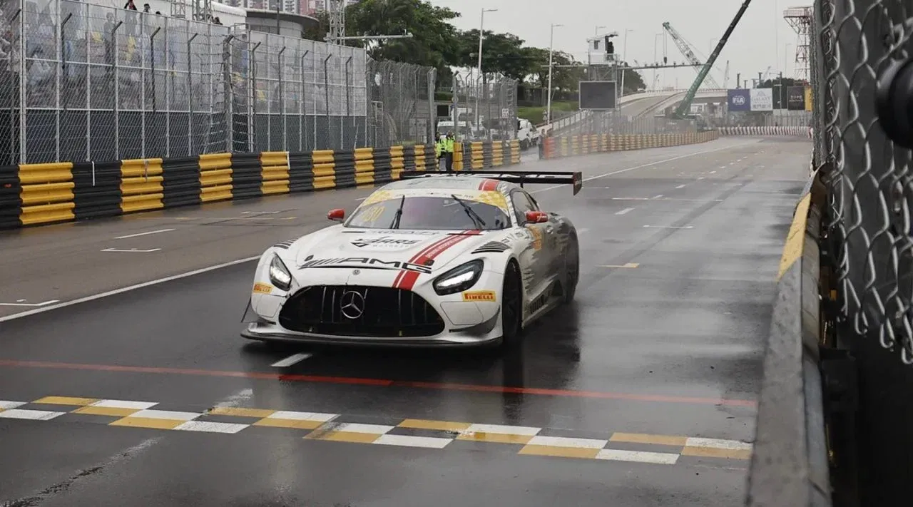 Maro Engel pilotando un Mercedes AMG en la lluvia de Macao. Maro Engel pilotando un Mercedes AMG en la lluvia de Macao.
